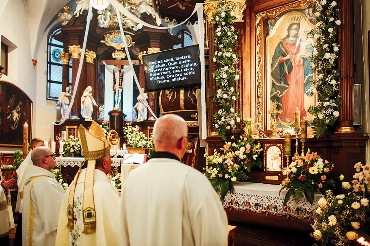 Abp Mieczysław Mokrzycki, metropolita lwowski, przed wizerunkiem wejherowskiej Pani.