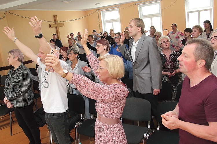 Nauczanie połączone było z modlitwą uwielbienia.