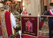 Na sztandarze stowarzyszenia poświęconym w kolegiacie uniwersyteckiej św. Anny widnieje wizerunek świętego opiekuna, którego oryginał jest we Florencji.