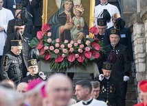 Obraz Matki Sprawiedliwości i Miłości Społecznej wnoszony w procesji na kalwaryjskie wzgórze, gdzie sprawowana jest Msza św. 