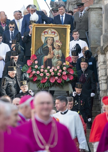 Obraz Matki Sprawiedliwości i Miłości Społecznej wnoszony w procesji na kalwaryjskie wzgórze, gdzie sprawowana jest Msza św. 