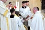 Biskup namaścił krzyżmem świętym dłonie nowo wyświęconych księży.