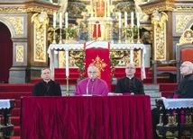 Pierwsza sesja odbyła się w wigilię Zesłania Ducha Świętego. 