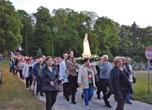 Procesja z figurą i Różaniec do Siedmiu Boleści Matki Bożej.