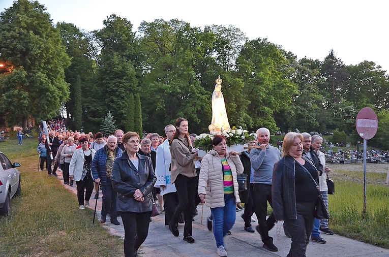 Procesja z figurą i Różaniec do Siedmiu Boleści Matki Bożej.