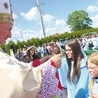 Biskup pobłogosławił nowe przewodniczki, a później wręczył im odznaki animatorek.