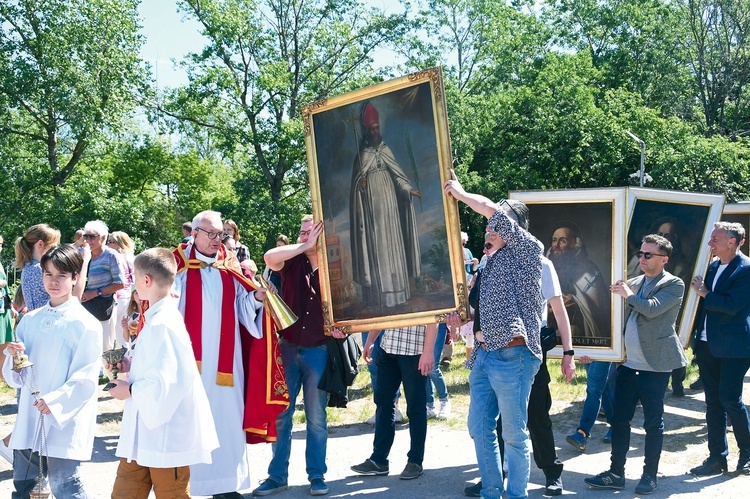 W procesji mężczyźni nieśli obrazy pierwszych pięciu kamedułów, którzy osiedlili się na Bielanach.