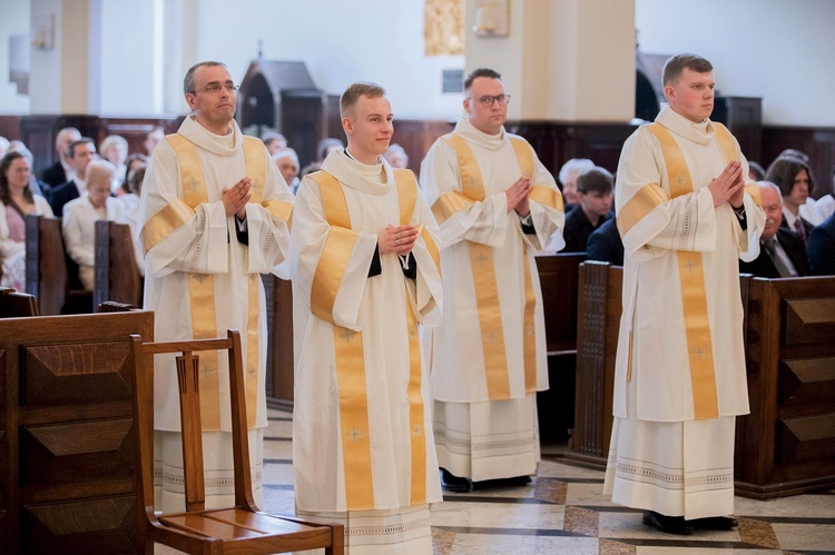 Mogą teraz udzielać Komunii Świętej i chrzcić, asystować przy zawieraniu małżeństwa, przewodniczyć liturgii pogrzebu czy głosić kazania.