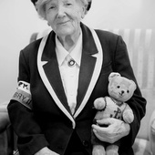 Zawsze elegancka, w wykonanym na drutach kapelusiku, z opaską  na ramieniu z nazwą oddziału Chrobry II, Zofia Czekalska w lipcu skończyłaby 101 lat.
