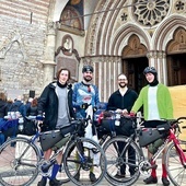 Od lewej: Paweł, Michał, o. Kevin i Łukasz przed bazyliką św. Franciszka w Asyżu. Franciszkanin szykował się do wyprawy, ale względy zdrowotne go wykluczyły. Dojechał już na miejsce.