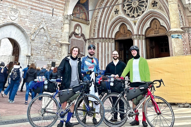 Od lewej: Paweł, Michał, o. Kevin i Łukasz przed bazyliką św. Franciszka w Asyżu. Franciszkanin szykował się do wyprawy, ale względy zdrowotne go wykluczyły. Dojechał już na miejsce.