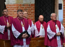 Pięciu kapłanów zasiadło w zasiadło na swoich miejscach w stallach.