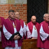 Pięciu kapłanów zasiadło w zasiadło na swoich miejscach w stallach.