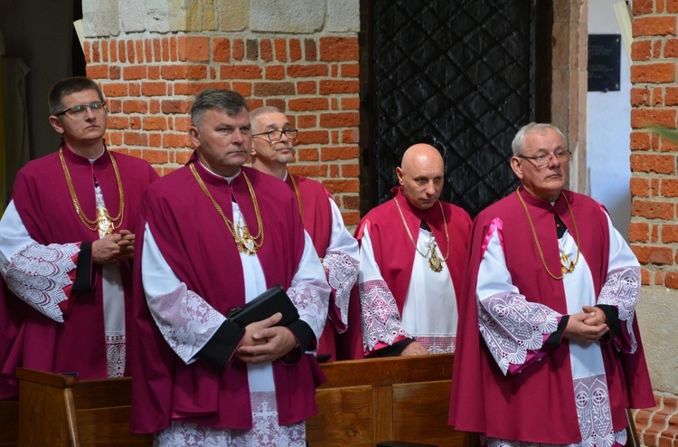 Pięciu kapłanów zasiadło na swoich miejscach w stallach.