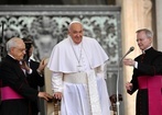 Delegacja z Białegostoku wręczyła Papieżowi szalik Jagielloni