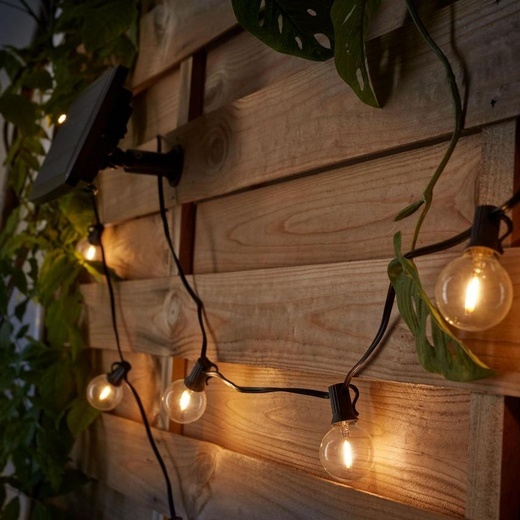 Jak ozdobić ogród lampkami ogrodowymi? Porady i inspiracje