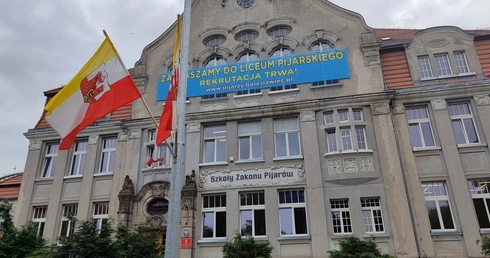 Bolesławiec. Szkoła z tarczą