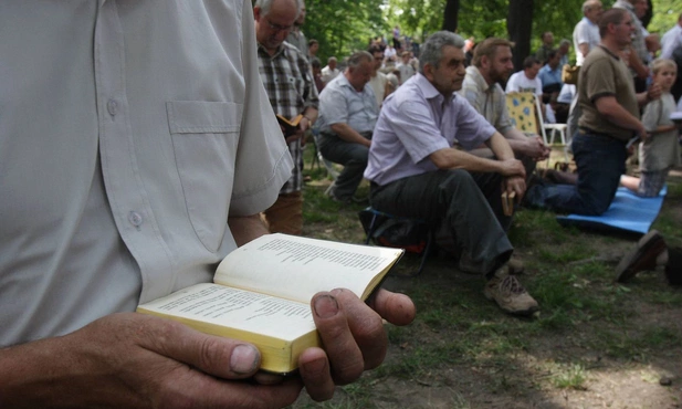 W garniturze czy swetrze?