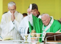 Święty Jan Paweł II podczas Eucharystii
