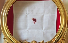 Sokółka Była niedziela 2008 r. W kościele św. Antoniego w Sokółce na Podlasiu, podczas udzielania Komunii, ksiądz niechcący upuścił Hostię. Włożono ją do naczynia z wodą, żeby się rozpuściła i umieszczono w sejfie. Klucze do niego mieli tylko siostra zakrystianka i proboszcz. Tydzień później siostra poczuła w zakrystii zapach kwaszonego chleba. Otworzyła sejf i zdumiona zauważyła, że Hostia częściowo się rozpuściła, ale pozostała maleńka czerwona plamka.  Powiadomiono arcybiskupa, który kazał przeprowadzić…