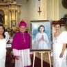 Biskup Rene Mayugba z diecezji Laoag wraz z mamą Niñy i jej siostrą w dniu rozpoczęcia procesu beatyfikacyjnego dziewczynki