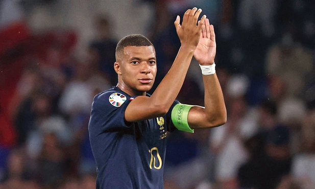 Kosmiczny Kylian Kylian Mbappe  Klub: Paris Saint-Germain Lat: 25  Wzrostu: 178 cm  O Kylianie powiedziano już chyba wszystko. A może najprościej byłoby powiedzieć tyle, że na boisku nie ma on słabych punktów. – Jest szybki, silny, wysoko skacze... I przede wszystkim dużo myśli na boisku – wyliczał kiedyś przed kamerą jego zalety Thierry Henry, drugi strzelec w historii reprezentacji Francji. Wtedy Kylian dopiero rozpoczynał dorosłą karierę. Dziś pełni rolę kapitana reprezentacji. I wystarczy mu tylko pięć…