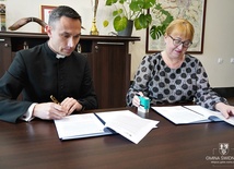 Ks. Marcin Mazur podpisuje umowę na dofinansowanie remontu dachu kościoła św. Katarzyny Aleksandryjskiej w Makowicach.
