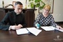 Ks. Marcin Mazur podpisuje umowę na dofinansowanie remontu dachu kościoła św. Katarzyny Aleksandryjskiej w Makowicach.