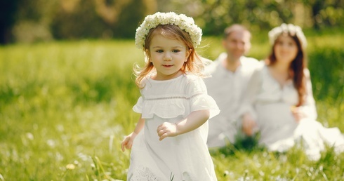 Śliczne i wygodne sukienki do chrztu – podpowiadamy, jak je znaleźć