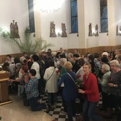 Wierni złożyli róże przy relikwiach św. Rity.