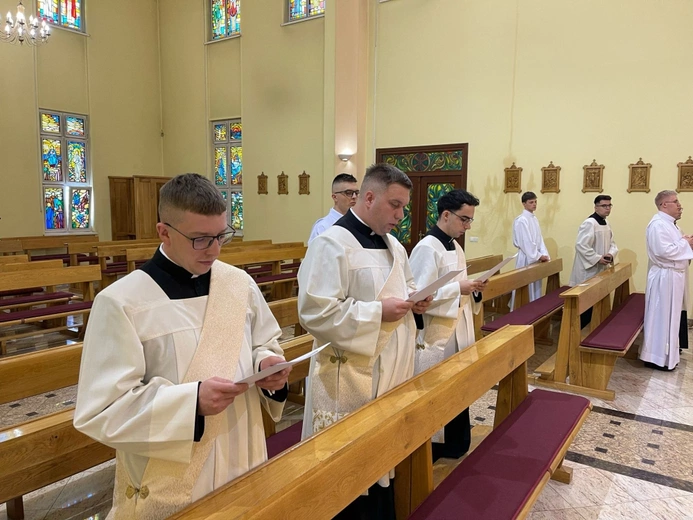 Dk. Janusz Małysiak, dk. Ireneusz Cymborski oraz dk. Mateusz Bandura zawierzyli Chrystusowi swoje kapłaństwo.