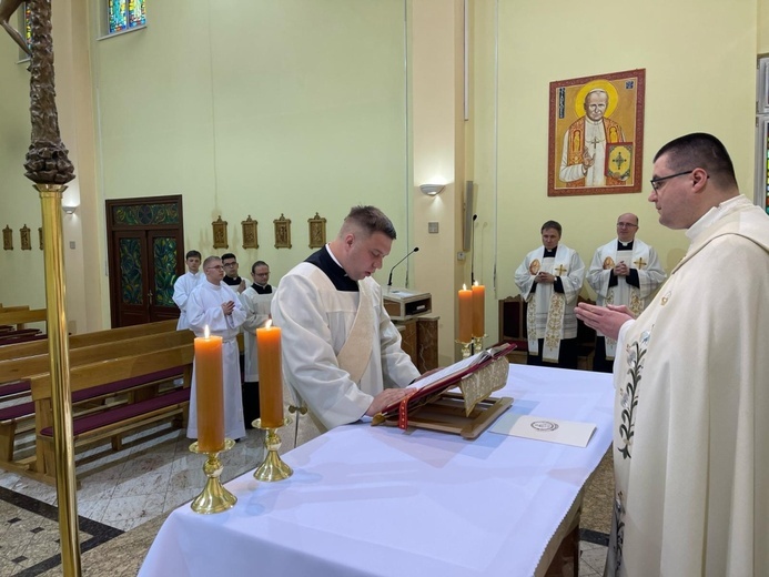 Złożenie przysięgi przed sakramentem świeceń.