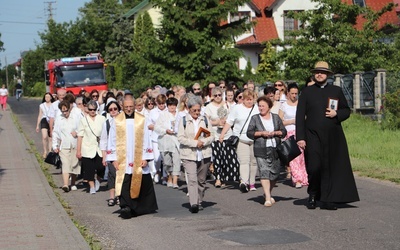 XI Diecezjalna Pielgrzymka Kobiet rozpoczęła się od białego marszu. - To nie żaden protest, opowiadanie się "za", ale świadectwo tego, dokąd zmierzamy, jakie jesteśmy - mówi A. Napiórkowska, organizatorka wydarzenia.