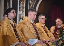 Ks. Mateusz Bandura, ks. Ireneusz Cymborski oraz ks. Janusz Małysiak tuż po liturgii święceń.