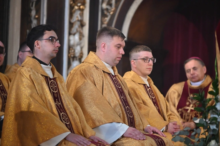 Ks. Mateusz Bandura, ks. Ireneusz Cymborski oraz ks. Janusz Małysiak tuż po liturgii święceń.