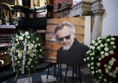 Laureat Oscara, kompozytor Jan A.P. Kaczmarek spoczął na cmentarzu Rakowickim