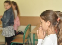 Zmiany w odniesieniu do lekcji religii w szkołach dyskryminują osoby wierzące, nie tylko katolików.