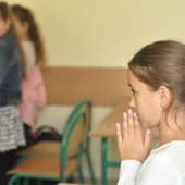 Zmiany w odniesieniu do lekcji religii w szkołach dyskryminują osoby wierzące, nie tylko katolików.