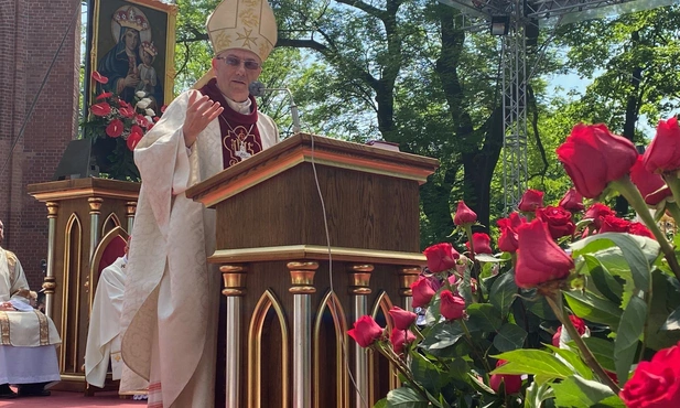 Abp Polak w Piekarach: odpowiedzialne i dojrzałe ojcostwo to jedna z najważniejszych lekcji na obecny czas 