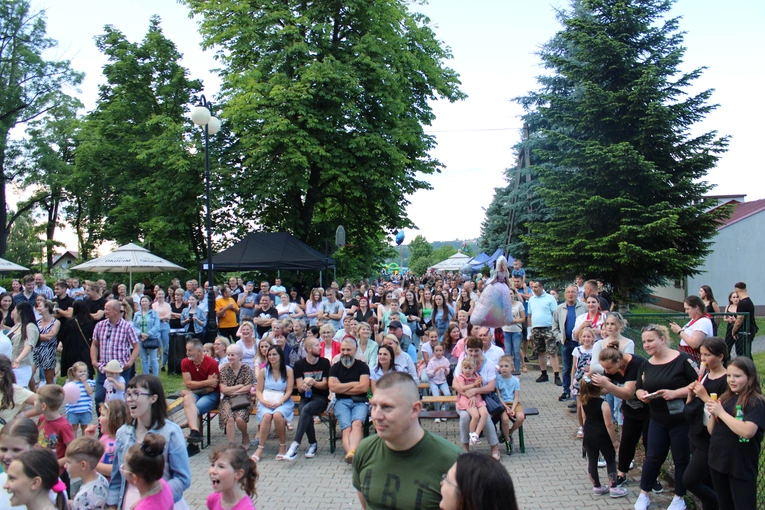 Łąkta. Majówka przy stawie