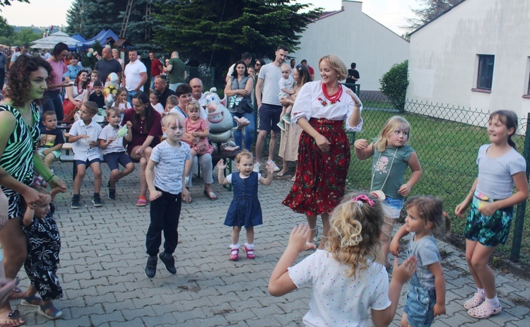 Łąkta. Majówka przy stawie