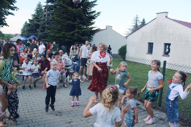 Łąkta. Majówka przy stawie