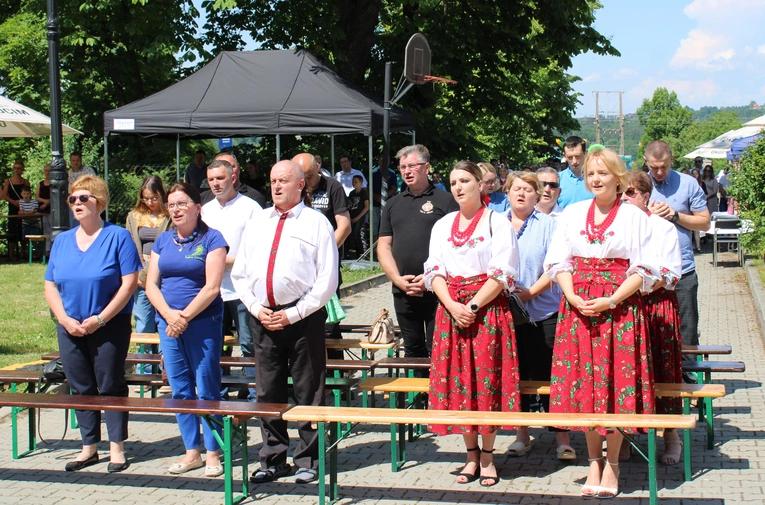 Łąkta. Majówka przy stawie