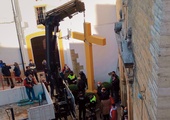 Władze Aguilar de la Frontera koło Kordoby nakazały usunięcie historycznego krzyża zwanego Krzyżem Poległych, stojącego przed wejściem  do kościoła karmelitanek.