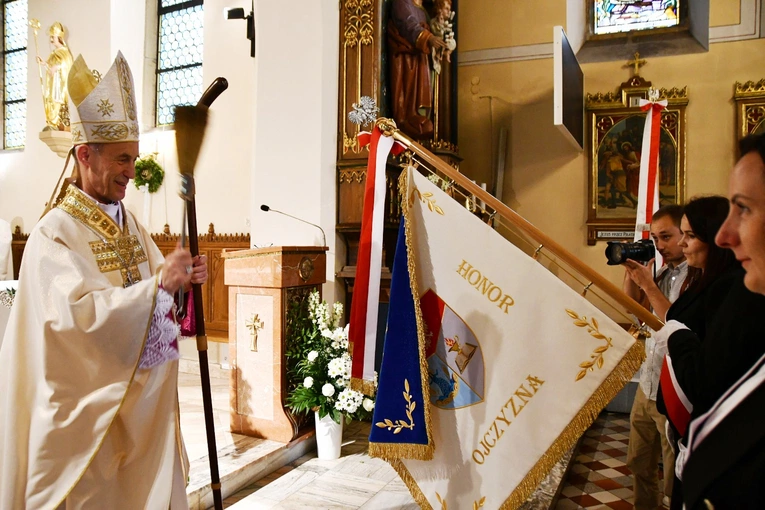 Wojakowa. Nadanie i poświęcenie sztandaru szkoły