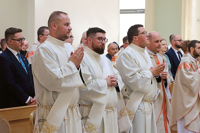 Sylwetki nowych księży prezentujemy na s. III.