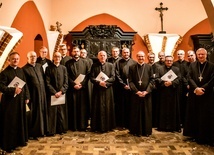 Kapłani powołani do pełnienia nowych funkcji wraz z biskupami.