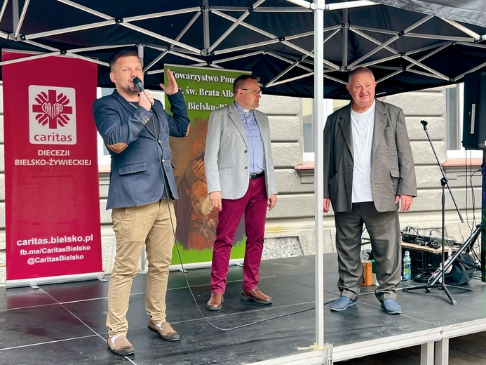 Współorganizatorzy rozpoczęli piknikowe spotkanie u św. Andrzeja Boboli.