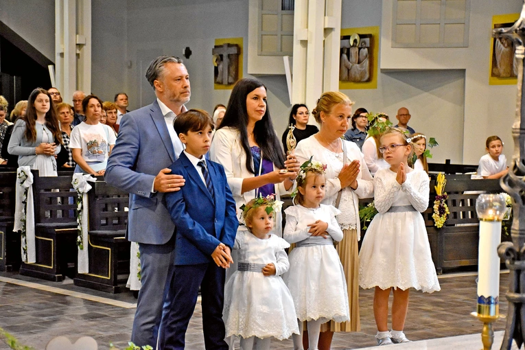 Relikwiarz wnieśli do świątyni państwo Mroczkowscy z dziećmi.