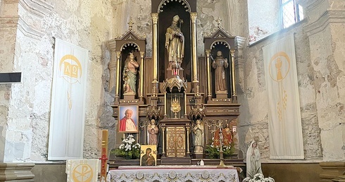 Ołtarz główny kościoła św. Mikołaja.  